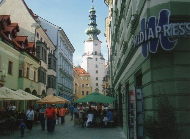 ようやく賑やかな繁華街ぽくなってきた。<br />正面に見えるはミハエル門。<br />現在唯一残っている門らしい。<br />昔は城壁に囲まれていて門が４つあったそうです。<br />このミハエル門は１４世紀に造られたもの。<br />他の３つの門は、<br />かの有名なマリア・テレジアが撤去したらしい。<br />