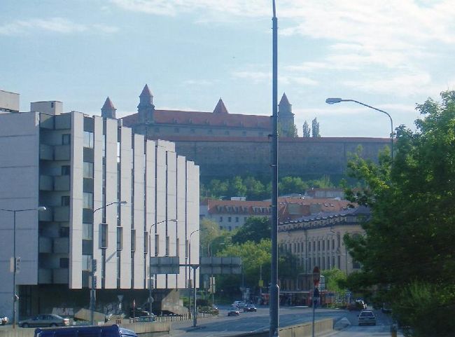 遠くに見えるはブラチスラヴァ城<br />マリア・テレジアの居城でもあった、<br />ブラチスラヴァの見所の一つ。<br />だが気が乗らなかったのか行かず仕舞い