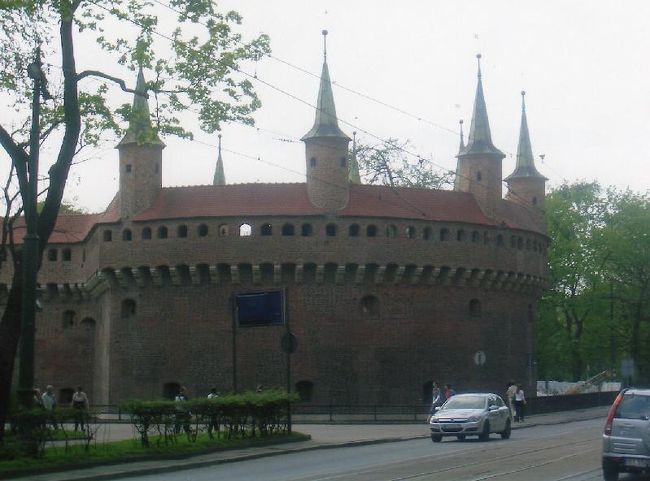 少し歩くと見えますのが、バルバカン<br />１４９８年に造られた貴重な円形の砦です。