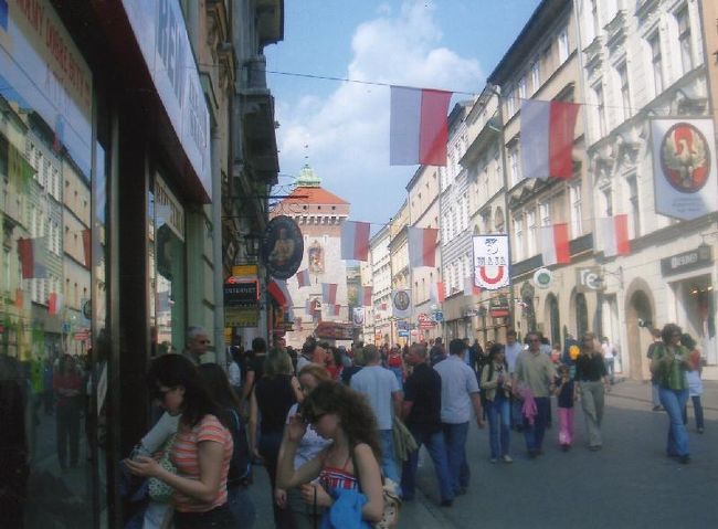 いわゆる旧市街に入りました。<br />観光客で賑わってますー