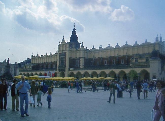 フロリアンスカ通りを出ると大きな広場に<br />これがクラクフの中央市場広場です。<br />思いのほか広いです