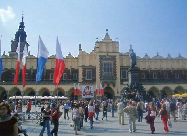 中央市場広場の正面にあるのが、<br />ルネサンス様式の織物会館と呼ばれる建物。<br />昔は衣服や布地の交易所だったので、<br />そう呼ばれてるらしい。<br />