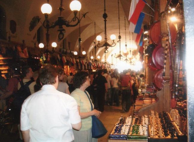 中はこんな感じです。<br />おみやげ屋が並んでいます。<br />いきなり中東のメディナに来たみたいです〜