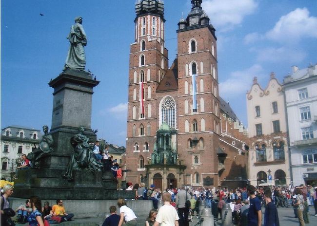 織物会館の後ろにあるのが<br />聖マリア教会です。<br />ゴシック様式の高い建物です。<br />悲しい音のラッパが鳴らされます