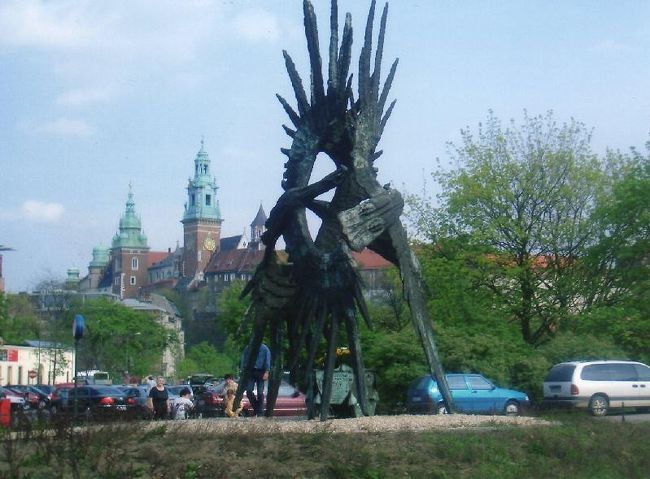 広場から少し歩いてると