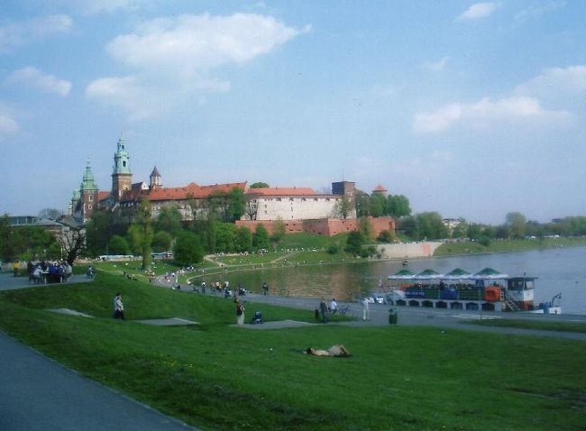 奥に見えるはヴァヴェル城です。<br />ヴィスワ川とマッチしてます