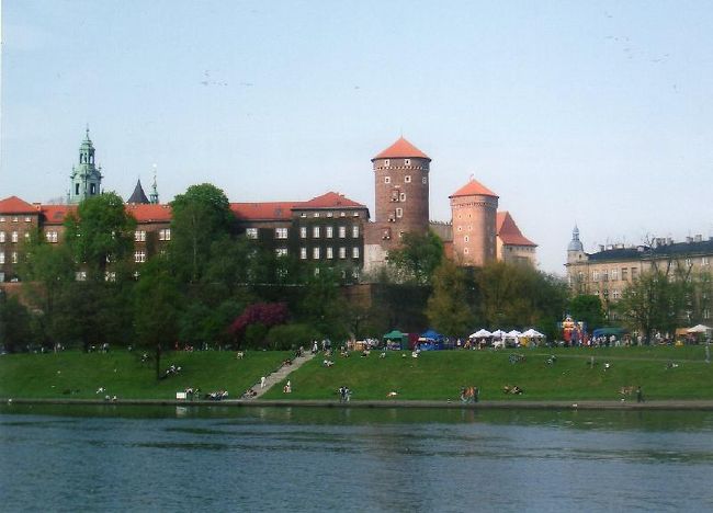 川の周りはきれいに整備されてて<br />人々の憩いの場となってる感じでした