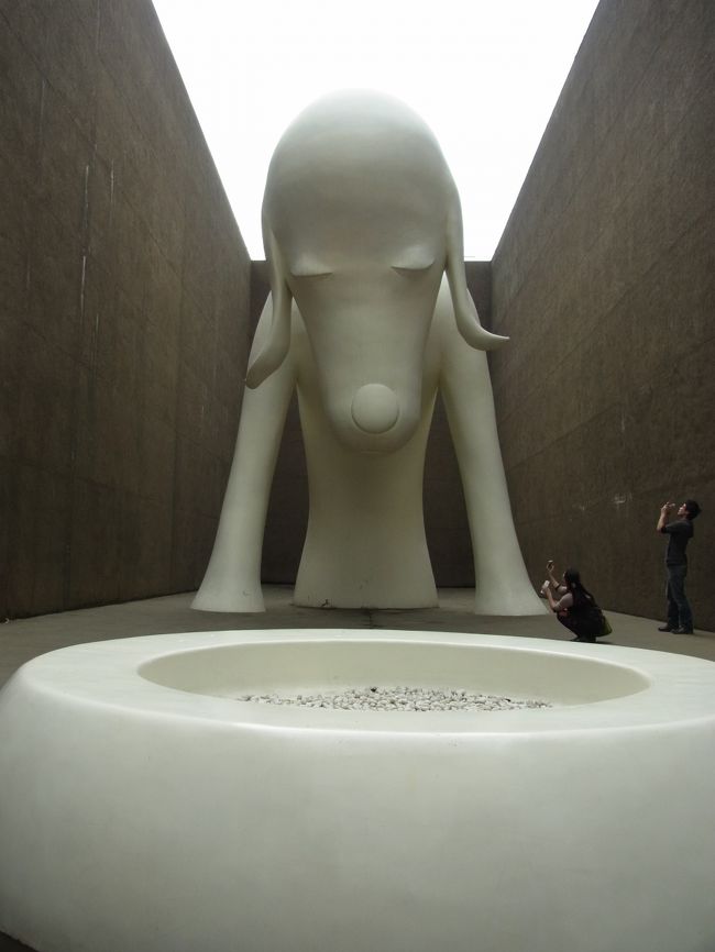 階段を上り下りして到着した先に、でかい「あおもり犬」がいました！！<br />