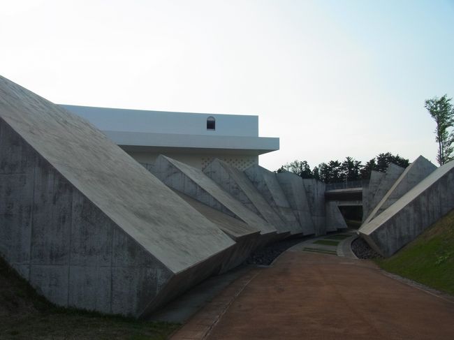 館内からも回れますが、美術館見ない方は、外からでも「あおもり犬」見に行く事が出来ます。<br />美術館脇のこの道を進んでいくと、「あおもり犬」方面と三内丸山遺跡へ向かう道に分れています。どちらもあるいて行けます。