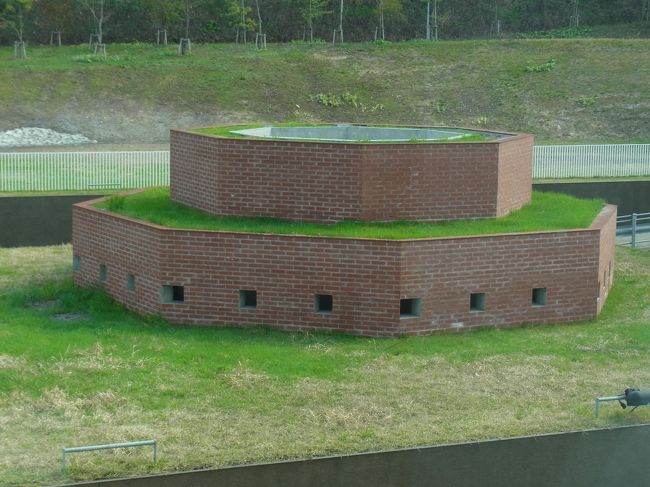 疲れたので、喫茶店で休憩。<br />窓から、八角堂が見えました。