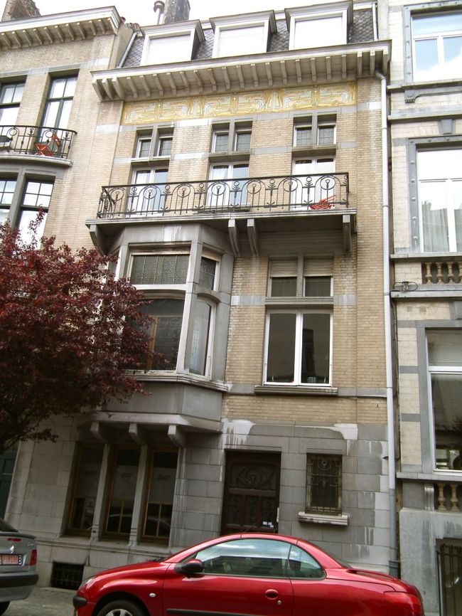 　ちょっとメンテが必要になっているかもしれないですが、よく見ると庇の下の絵、あるいは手すりの造形なんかから想像すると、家の中を見てみたい欲求に駆られます。