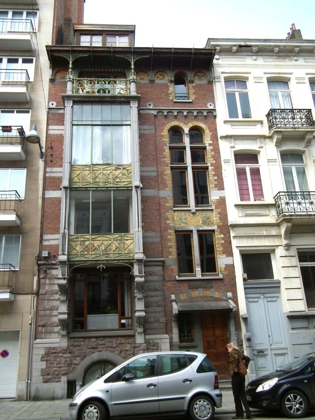 　ポール・アンカールの自分の家として建てられた家です。面目躍如。それにしても左となりが邪魔な感じ。