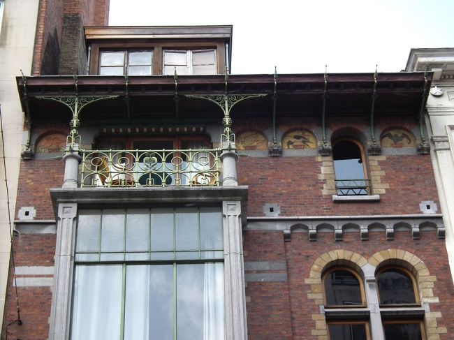 　庇の下の絵は朝・昼・夕を表す鳥の絵に夜を表すこうもりの絵が描かれているというのがガイドブックの説明です。今、ようやくわかった。