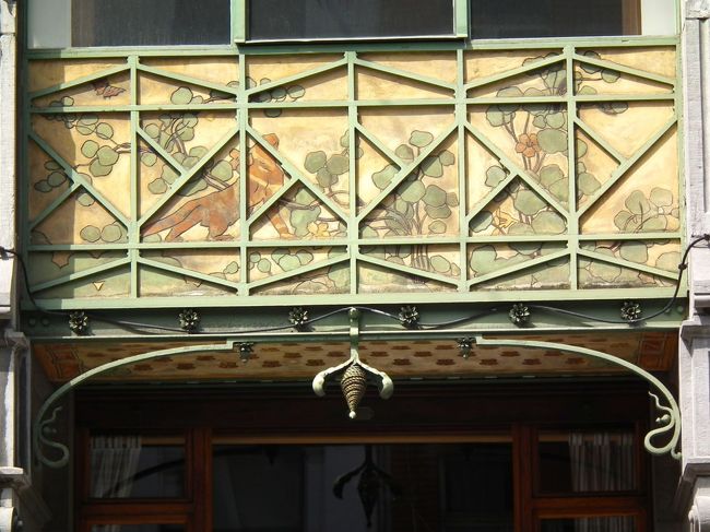 　このあたりの装飾を見ると、曲線についてのこだわりというようなものはあまり強くは感じられなくて、むしろ絵画的な要素がアンカールには強く感じますね。