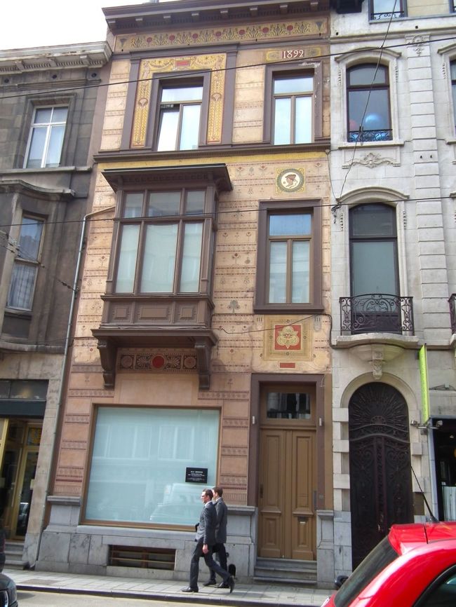 　この建物も今は事務所として使われているようですよ。<br />　誰のデザインだったかわからなくなっちゃいましたけれど、何となくポール・アンカールの匂いがしますね。