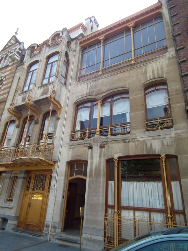 　お待たせいたしました。ヴィクトール・オルタ邸でございますよ。ようやく中を見ることができる建物にやってきました。<br />rue Américaine 23-25<br />入場料：7ユーロ<br />例によって月曜日はお休みです。<br />一階のショップでは日本語の解説書を10ユーロで売っていますが日本語への翻訳はやや難あり。しかし、写真撮影が許されておりませんので、持ち帰るのにはこれしかありません。<br /><br />http://www.hortamuseum.be/main.php?lang=en&amp;part=musee&amp;page=informations