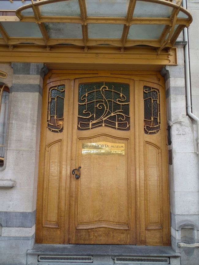 　この扉の風格は「どうだ！」という雰囲気がひしひしと押し寄せて参りますな。もう階段の手すりに至るまでとことんこだわってあって、思わず「お〜、ここまで！」と唸ってしまいます。圧倒されながら、40歳そこそこでここまで丹念にデザインしてきたその粘着質には脱帽です。