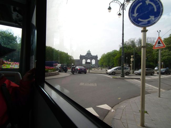 　トラムに乗って、今度はバスです。なにしろ一日切符をもっているんですから。<br />　向こうにサンカントネール公園の凱旋門が見えてきました。