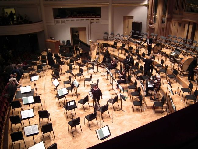 　もちろん私の席は一番安い席ですからこんなところにあります。探すのが大変。