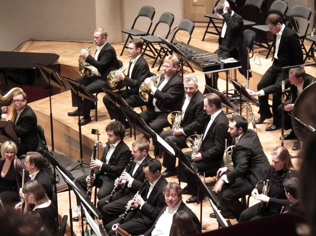 　最後の「スクリャービン：法悦の詩 作品54」前のインターミッション中ですが、そろそろメンバーが上がってきて、気がつくとなんとホルンが9本です！すごいなぁ。<br /><br />　興奮冷めやらずに外に出るとやっぱり雨です。そんな雨の中、明日の土曜日になにかイベントがあるらしくて、多くの若者がイベント仕込みに頑張っています。