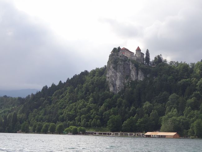 オーストリアから走ってきて、ブレッドへ夕方には到着しました。<br />まず目に入ってきたのが、ブレッド城。