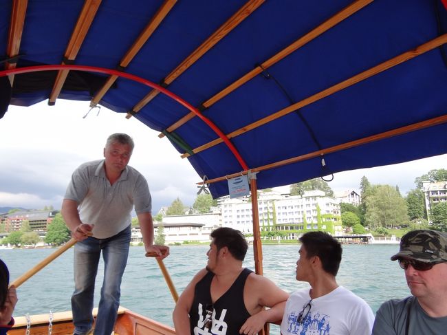 まだ明るいので、島に行ってみましょう。おっちゃんの手漕ぎボートで。