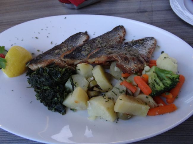 隣のホテルのレストランで。魚料理、完食。