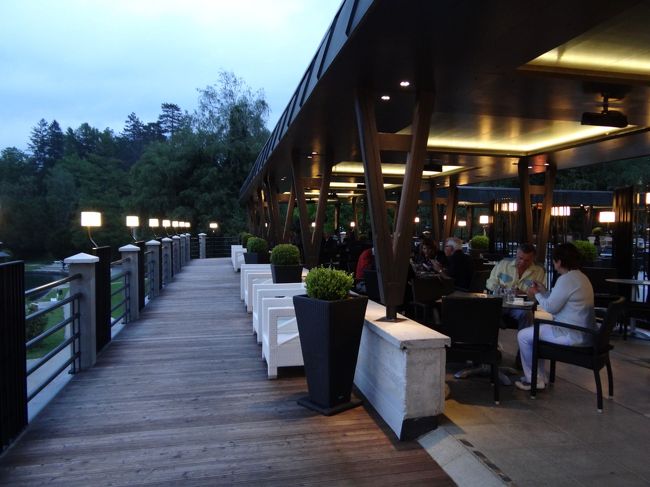 湖畔の雰囲気あるレストランです。