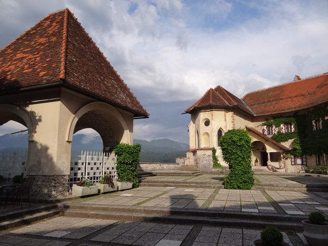 どうして城の持ち主ってーのは、こうも高い所に作るんだ？