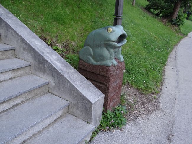 湖畔に戻って、カエルのごみ箱。