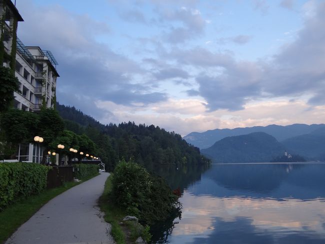 湖面はひっそりとしていました。