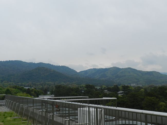 南東方向には、春日山や高円山等が見えます。