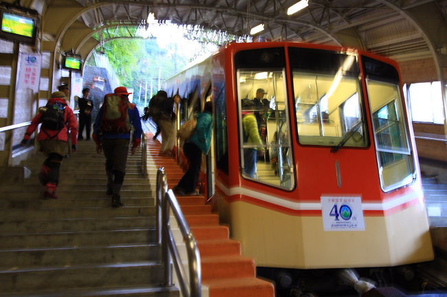 立山駅の近くで宿を取り朝一番のケーブルカーで出発です。
