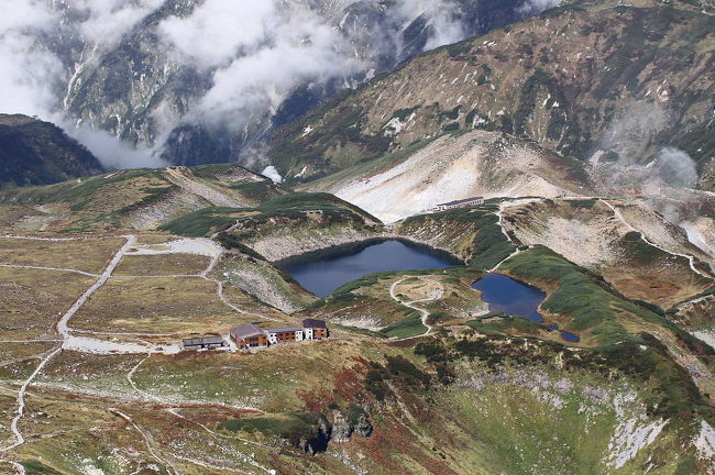 登山途中から室堂展望、みくりが池や今夜宿泊の立山ホテルが眼下に広がります。