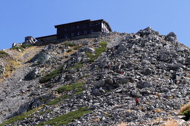 そろそろ息が荒くなってきた頃、目前に迫った山頂の施設に励まされます。