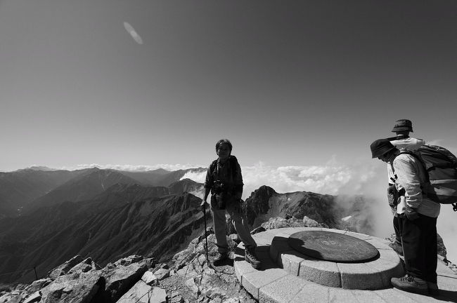 立山山頂、槍ヶ岳や剱岳がほぼ水平に見えます、ここまではキツかったけどこれからは尾根縦走で少し楽チン。