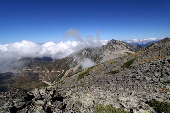 オムスビの弁当食べているうちに雲の様子がどんどん変わってゆきます。左下が室堂方面で中央右のピークが劔岳です。