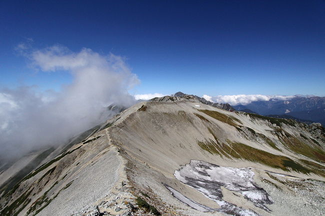砂山の左側、下の方からガスが登ってきます。