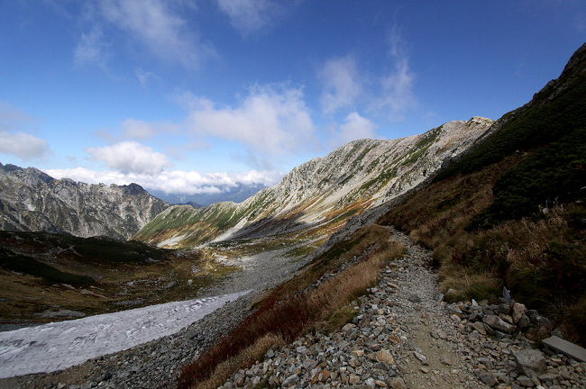 素晴らしい景色でハイテンションなのですが、首に掛けた望遠と超ワイドレンズを付けた２台の一眼レフカメラの重さがこたえてきました。