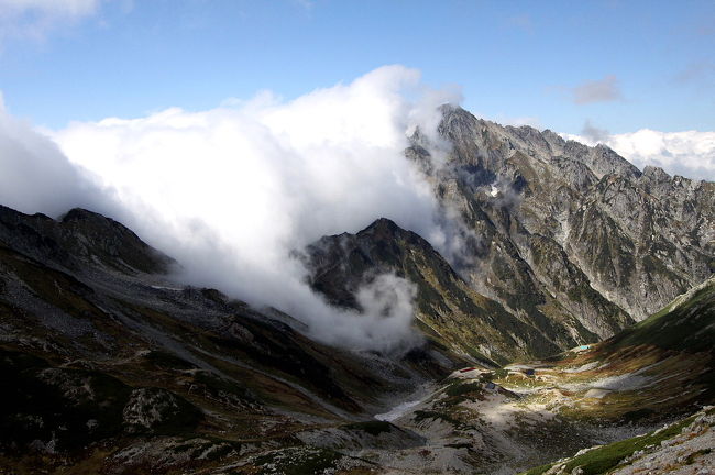 劔岳を飲み込もうとする雲海