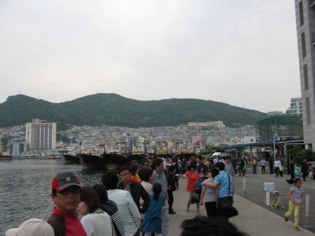 そして海辺でたそがれる人々、多数。<br />確かに海風にあたると気持ちいい。<br />野外コンサートが開かれていたので、しばらく聴いていました。