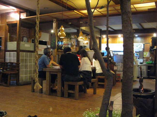 （なんか隠し撮りっぽい画像ですみません･･･）<br />店内はこんな感じ。<br />海や空のクルー御用達のようで、何組か見かけました。