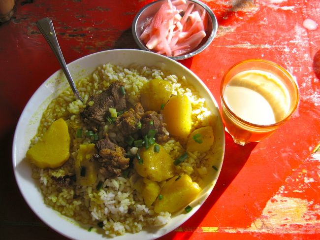 美味しい〜!!付け合わせの紅ショウガみたいのもヤクのミルクティーも美味しい