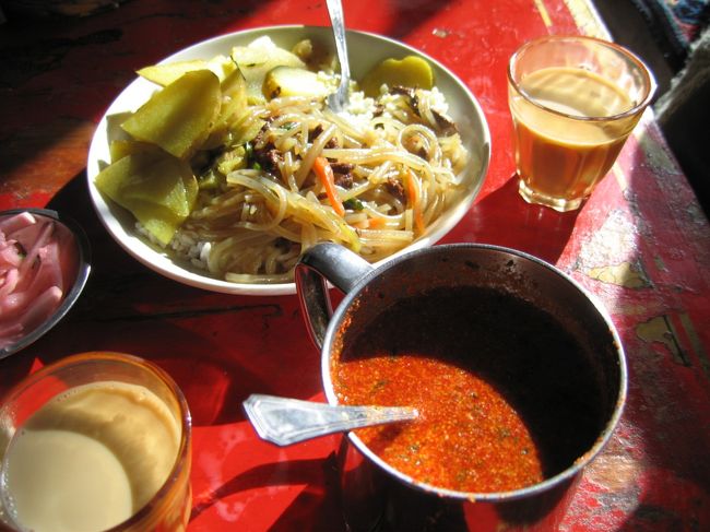 ヤンさんはご飯の上にチャプチェが乗ったようなのを頼んでました