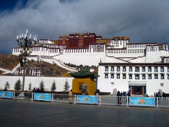 一足早く、車窓から外観を見学しちゃいました