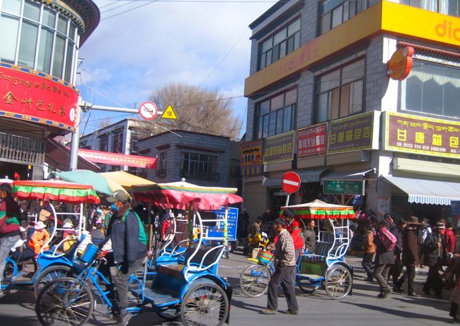 そのままadidasなどの路面店が並ぶショッピングストリートを抜けると、ホテル周辺の最も賑やかな地域に入りました<br /><br />すごい活気!!そして目にも鮮やかな彩り!!