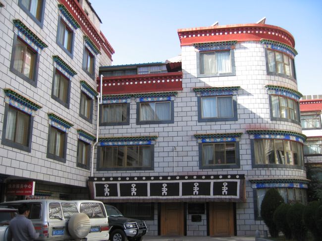 亜賓館ヤクホテルに到着<br /><br />上の写真の道路に面しており、裏側の駐車場に入りました