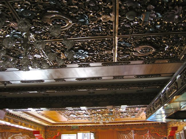 ロビーは薄暗く、チベットらしい装飾が天井まで施されてました