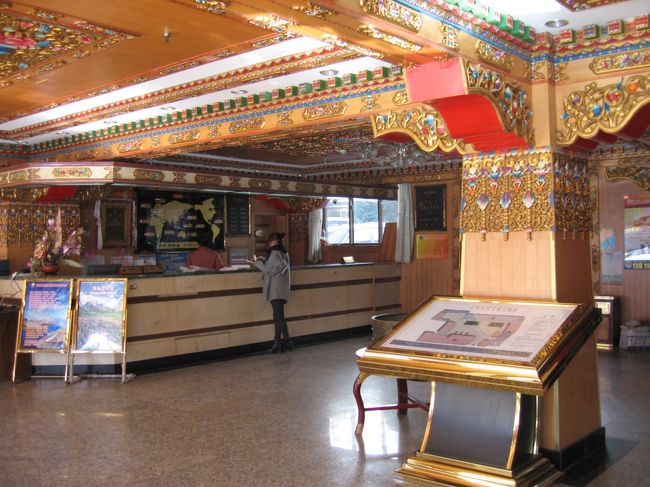 ヤンさんがチェックインしてくれてる間、ドライバーさんと身振り手振りで会話