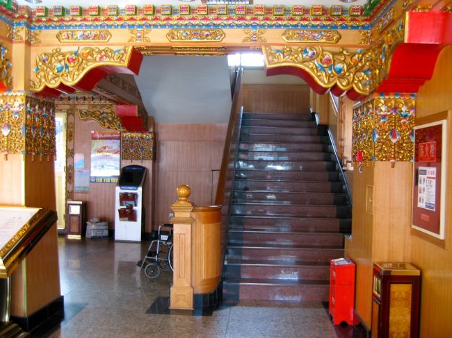 エレベーターはありません<br /><br />夕食の時間にこのロビーで待ち合わせして一旦解散に<br /><br />いきなり張り切って観光すると高山病になりやすい為、<br />初日はのんびり過ごすのがいいそうです<br /><br />ツアーの日程では初日にノルブリンガ(ダライ・ラマ夏の離宮)を見学することになってますが、明日まとめて行きましょうと言われました<br /><br />さすがヤンさん、大正解だったと思います